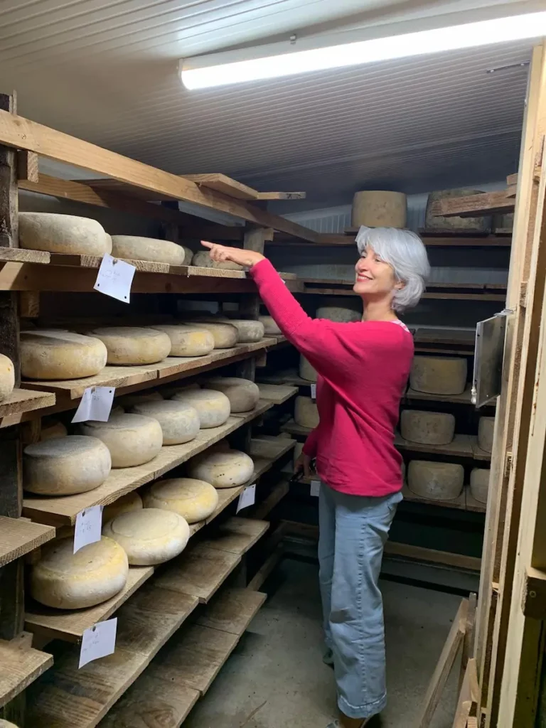 Agnès, gérante de la fromagerie, visitant une cave à fromage