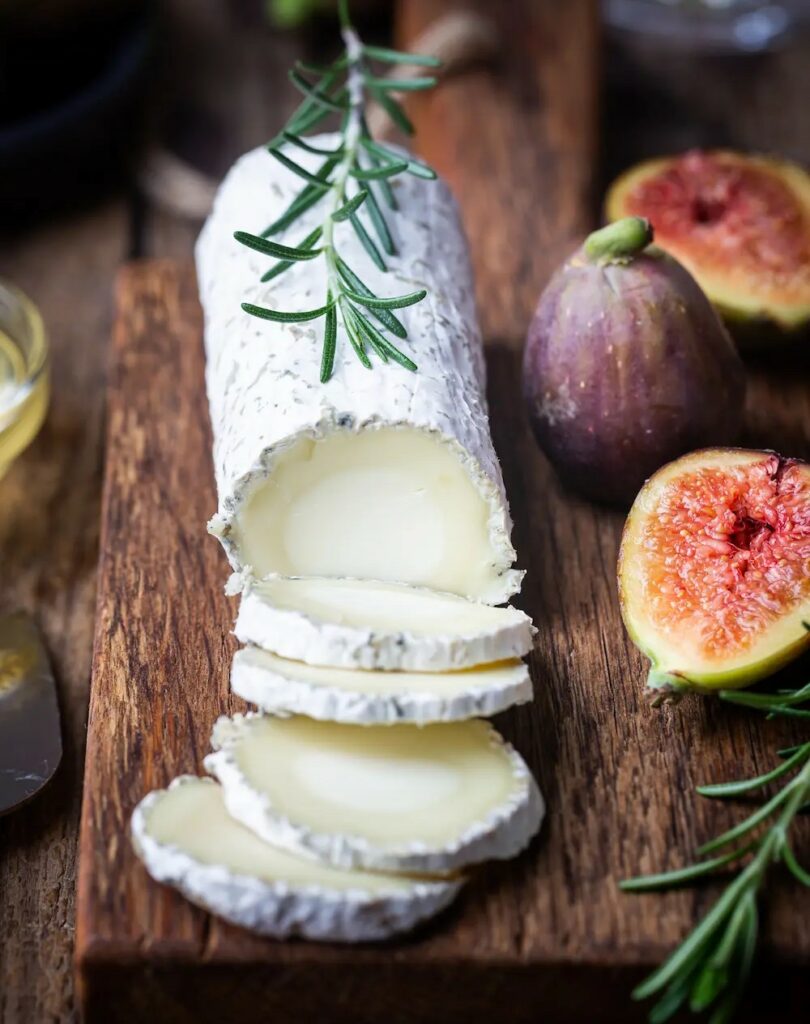 Fromage de chevre frais sur planche avec figues