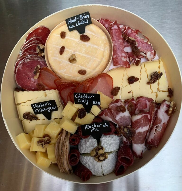 Un plateau apero proposé par Les Fromages d'Agnes, composé de fromages et de charcuterie